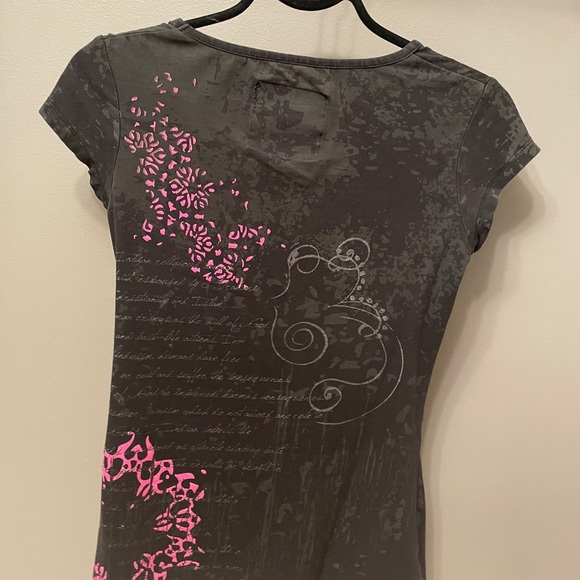 Small woman’s tee - Picture 2 of 6